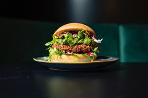 Der Argentinier Burger mit saftigem Gemüsebratling at Hamburgerei in Augsburg