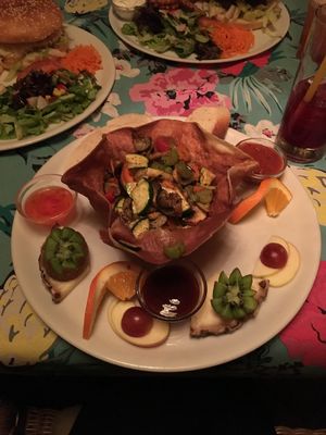 Roasted vegetables with baguette and dips at Antono Vic's Haifischbar im Schwarzen Ross in Augsburg