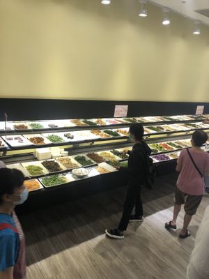 Variety of dishes at Sushi Zìzhucan 素食自助餐  - Zuoying District in Kaohsiung