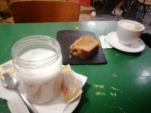 Vaso de leche de avena, bizcocho de zanahoria (sabía a limón) y café at Ubik Café in Valencia