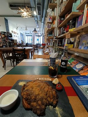 Milanesa vegana and Fritz kola at Ubik Café in Valencia