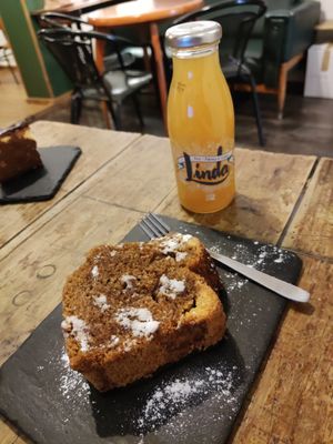 Bizcocho vegano y zumo de pera at Ubik Café in Valencia