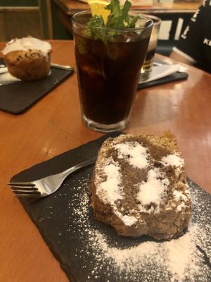 Tarta de zanahoria + té frío + muffin  at Ubik Café in Valencia