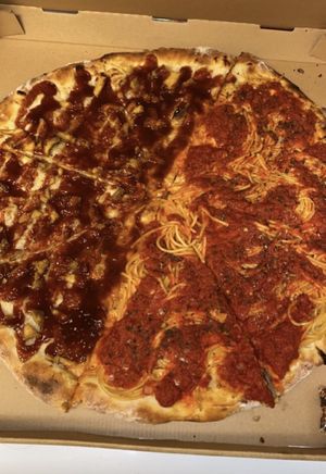 Half BBQ chicken, half... spaghetti?! Yeah, it was incredible 😌 at Mora Pizza in Miami