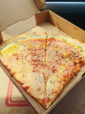 Cheeze pizza at Mora Pizza in Miami