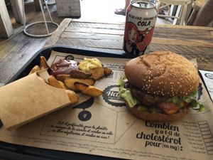 Burger ❤️ at Hank Cuisine Végétale - Rochechouart in Paris