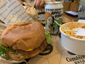 La Catcheuse Burger + coleslaw salad at Hank Cuisine Végétale - Rochechouart in Paris