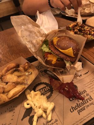 BBQ burger - cheese wedges and chilli fries .  at Hank Cuisine Végétale - Rochechouart in Paris