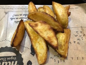 Potato wedges at Hank Cuisine Végétale - Rochechouart in Paris