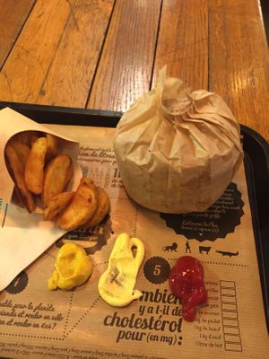 The menu: burger+potato wedges + a drink at Hank Cuisine Végétale - Rochechouart in Paris