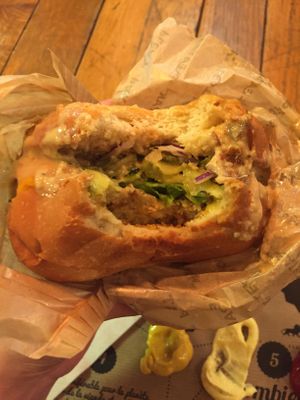 The tourist burger  at Hank Cuisine Végétale - Rochechouart in Paris