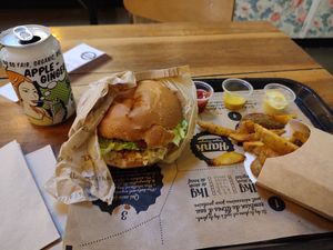 Bacon burger at Hank Cuisine Végétale - Rochechouart in Paris