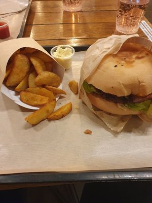 La Vie Bacon Burger and wedges at Hank Cuisine Végétale - Rochechouart in Paris