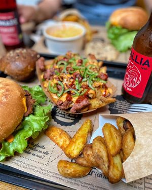 Loaded fries? Cheesy and spicy, the way you like it ;)) at Hank Cuisine Végétale - Rochechouart in Paris