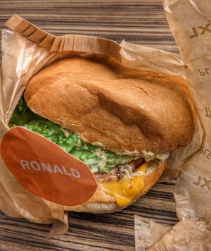 "Ronald" burger (10/10) at Hank Cuisine Végétale - Rochechouart in Paris