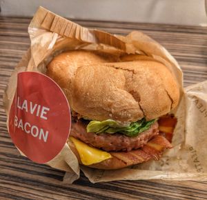 "Lavie Bacon" burger (9/10) at Hank Cuisine Végétale - Rochechouart in Paris