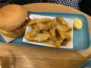 Potato wedges with delious cheesy sauce - 3/5  at Hank Cuisine Végétale - Rochechouart in Paris