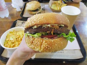 Burger with fried onions and béarnaise sauce at Hank Cuisine Végétale - Rochechouart in Paris