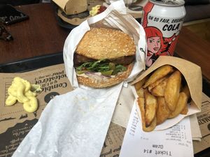 Burger végétale  at Hank Cuisine Végétale - Rochechouart in Paris