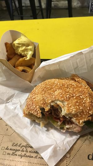 Le Touriste burger (pepper sauce) with beyond steak and patatoes with veganaise at Hank Cuisine Végétale - Rochechouart in Paris