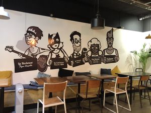 nice seating area  at Hank Cuisine Végétale - Rochechouart in Paris