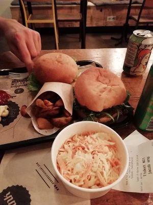 Beyond meat Pepper Burger + coleslaw at Hank Cuisine Végétale - Rochechouart in Paris