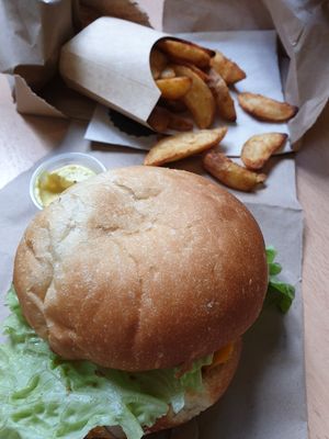 🍟🍔🌱🎆 at Hank Cuisine Végétale - Rochechouart in Paris