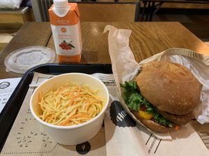 BBQ burger and coleslaw  at Hank Cuisine Végétale - Rochechouart in Paris