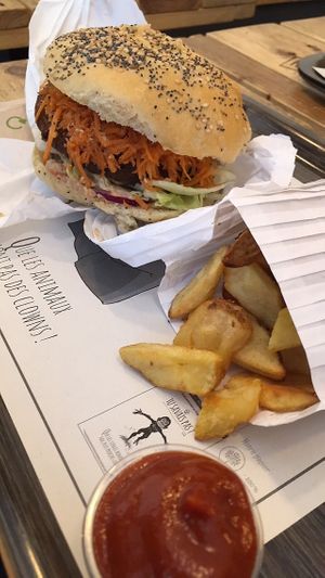 Mon fiancé a pris ce burger  at Hank Cuisine Végétale - Rochechouart in Paris