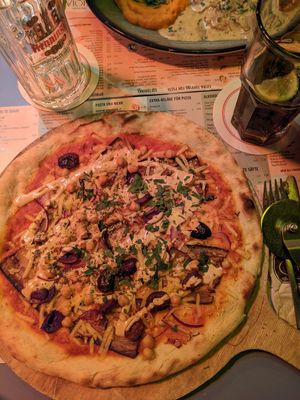 vegan pizza with tahini at Gioia in Frankfurt