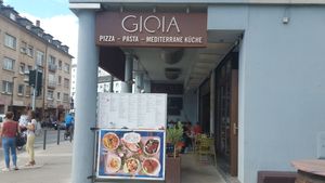 Streetside seating at Gioia in Frankfurt