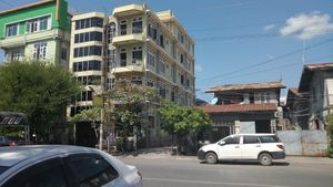 Hodden at Marie Min in Mandalay