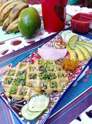 Desayuno salado 100% vegetal con waffle de avena, hummus de garbanzos, aguacate, embutido vegetal y chutney de piña at Hostal Patio de 27 in Havana