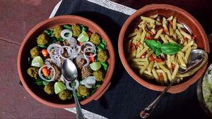 An excellent combo: tasty italian pasta and vegetarian kebab at Hostal Patio de 27 in Havana
