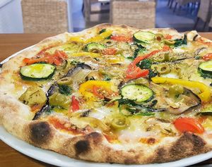 pizza vegetal con mozzarella vegana at La Locanda Sardina in Roses