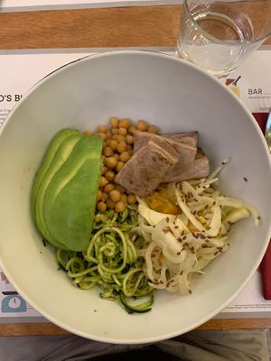 Fish=> spaghetti di zucchine, tonno, avocado, ceci e insalata di finocchi e arancia at Bio's Kitchen in Bologna