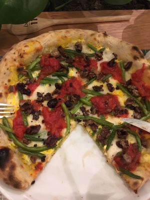 Vegan pizza at Bio's Kitchen in Bologna
