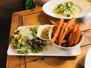 sweet potato chips with hummus, zucchhini pasta with almond sauce  at Genusswerkstatt in Potsdam