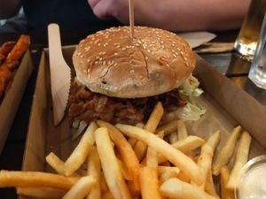 Pull "pork" burger, regular fries at Las Vegan's - Vegan Garden Trailer in Budapest