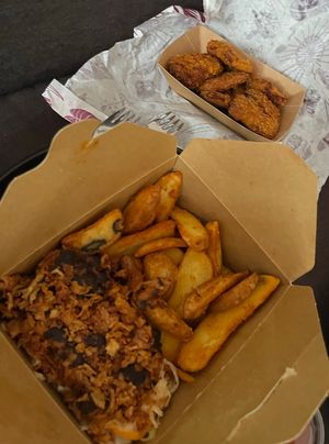 burger box and “chicken” nuggets   at Las Vegan's - Vegan Garden Trailer in Budapest