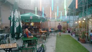 nice atmosphere in the garden at Las Vegan's - Vegan Garden Trailer in Budapest