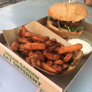 Mushroom burger with sweet potatoes at Las Vegan's - Vegan Garden Trailer in Budapest