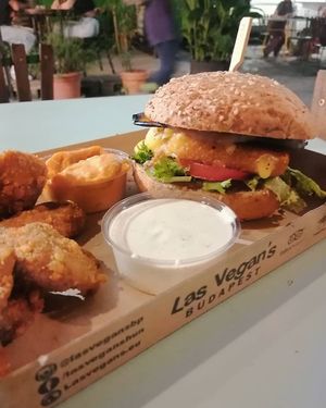 Sweet Dream burger and seitan nuggets at Las Vegan's - Vegan Garden Trailer in Budapest