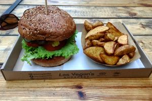Vegan burger at Las Vegan's - Vegan Garden Trailer in Budapest