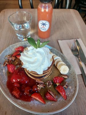 Delicious american pancakes and a fresh smoothie at Mahalo  - Odengatan in Stockholm