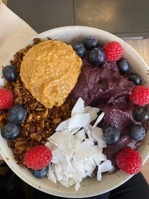 Açaí bowl with loco👌 at Mahalo  - Odengatan in Stockholm