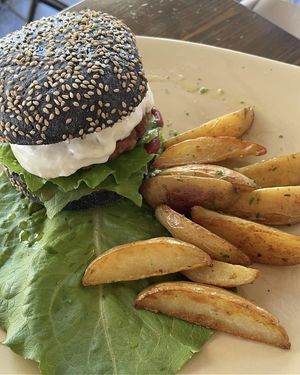 Beyond burger and potato wedges 👌🏻 at Ciriera Osteria Vegan in Trequanda