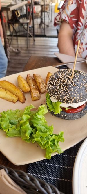 Happy burger at Ciriera Osteria Vegan in Trequanda