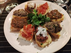 Misto di bruschette(funghi, pomodori,salsiccia e mozzarella veg, ragù di lenticchie) at Ciriera Osteria Vegan in Trequanda