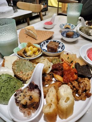 Close up on the action! I especially recommend the soy coconut cream cake 😻 at SUHU 素虎 - Qianmen in Beijing